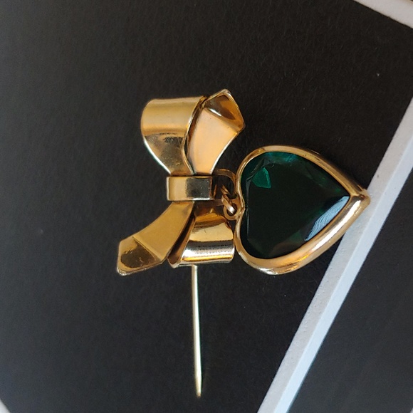 🍀Vintage Bow and Green Gem Heart Brooch💚 - Picture 5 of 11